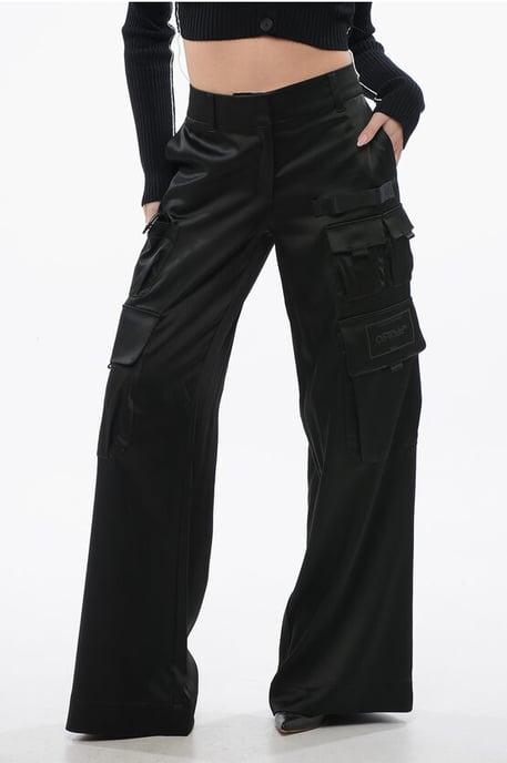 Pantalones cargo TOYBOX de satén en negro - Image 1