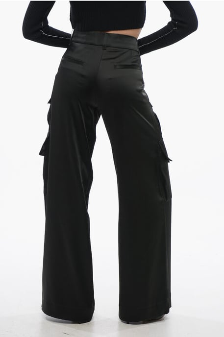 Pantalones cargo TOYBOX de satén en negro - Image 4