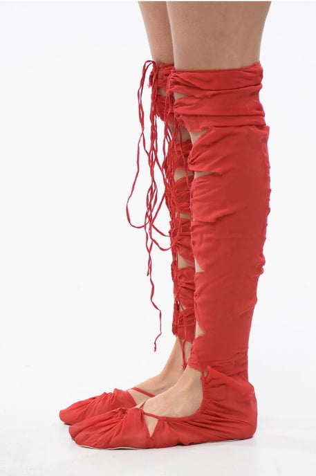 Tacones TABI de mezcla de seda con cordones en rojo - Image 2