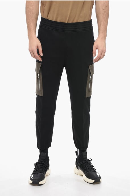 Pantalones deportivos cargo de algodón cepillado con bolsillos en contraste en negro - Image 1