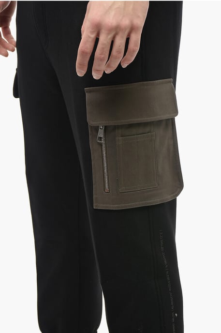 Pantalones deportivos cargo de algodón cepillado con bolsillos en contraste en negro - Image 3