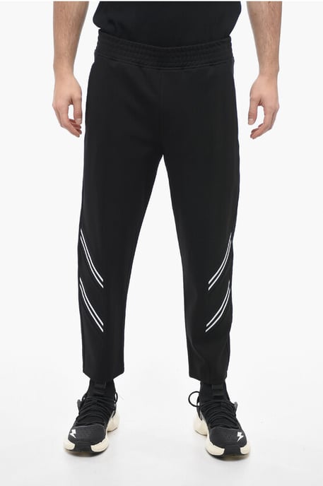 Joggers REM + VARSITY de corte entallado con pliegues sencillos - Image 1