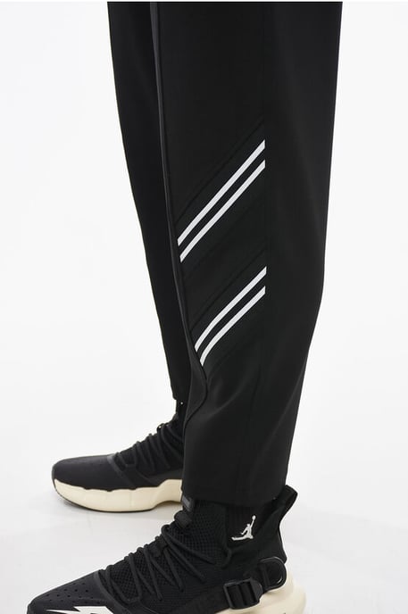 Joggers REM + VARSITY de corte entallado con pliegues sencillos - Image 3