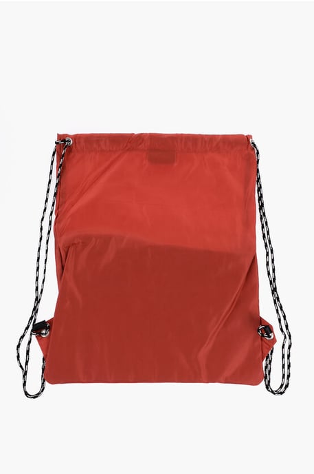 Mochila de nailon con cordón y monograma en color rojo - Image 3