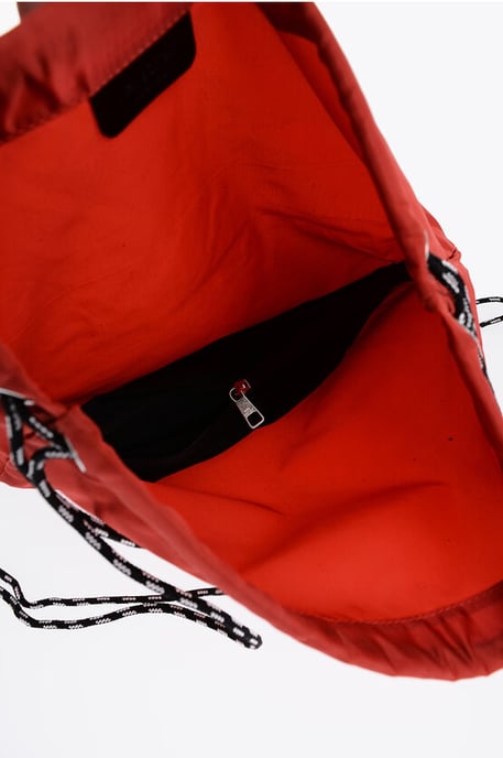 Mochila de nailon con cordón y monograma en color rojo - Image 4