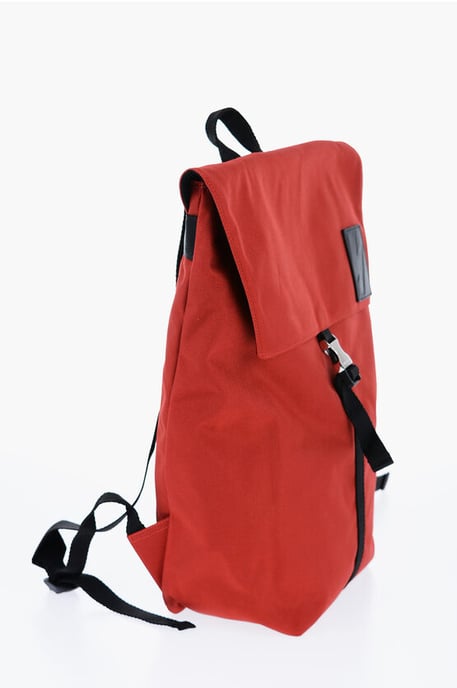 Mochila de nailon CITY FLAP de dos tonos en negro y rojo - Image 2