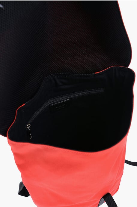 Mochila de nailon CITY FLAP de dos tonos en negro y rojo - Image 4