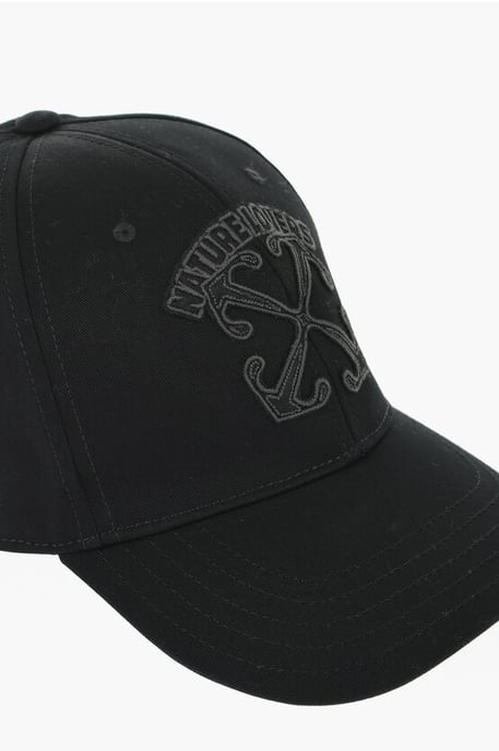Gorra de color liso con detalles en relieve en negro - Image 2