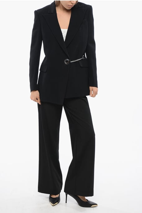 Blazer TORIKO con solapa de pico y cadena con logotipo en negro - Image 4