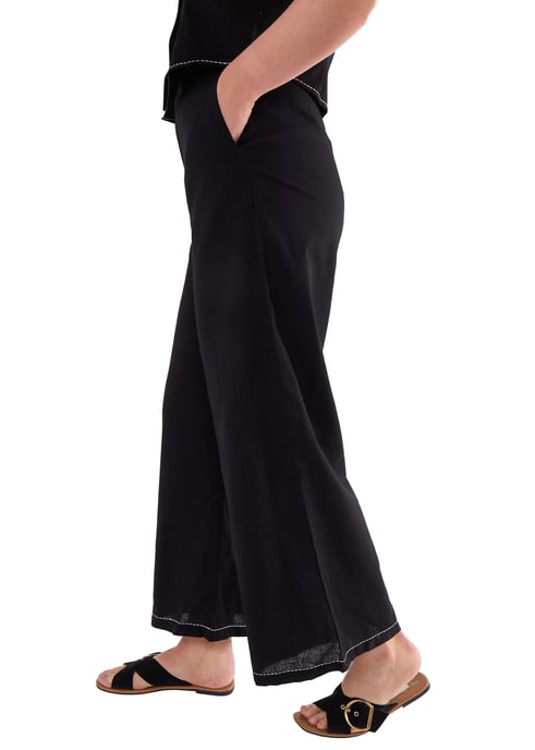 Pantalón negro con detalle de puntada bordada en contraste - Image 2