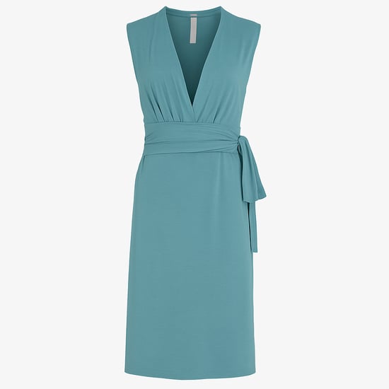 Vestido cruzado verde polvoriento sin mangas con cuello en V – Jersey de viscosa suave - Image 1