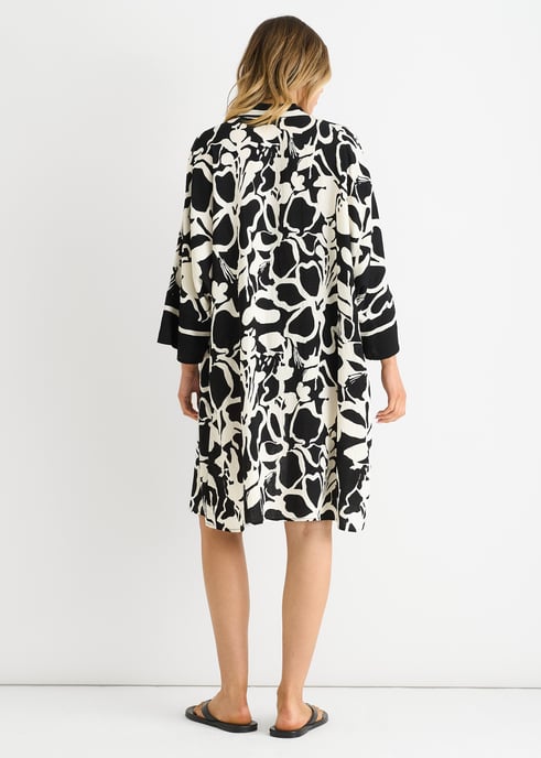 Kimono de playa negro con estampado de bordes veraniegos - Image 4