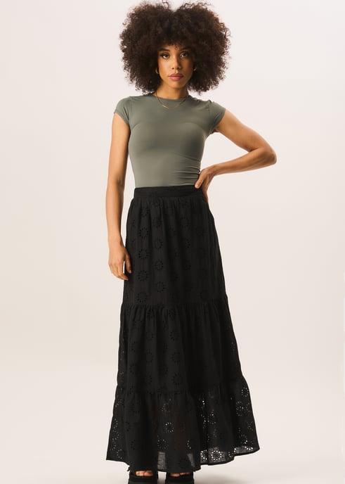 Falda Larga Bordada de Encaje con Capas Negra - Image 1