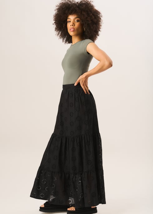 Falda Larga Bordada de Encaje con Capas Negra - Image 3