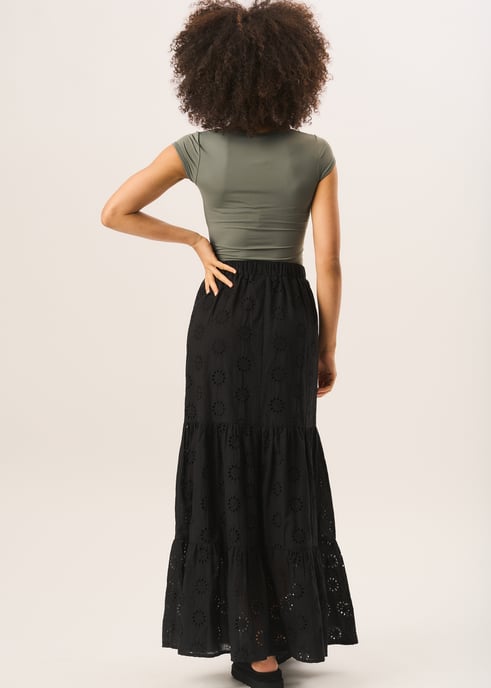 Falda Larga Bordada de Encaje con Capas Negra - Image 4
