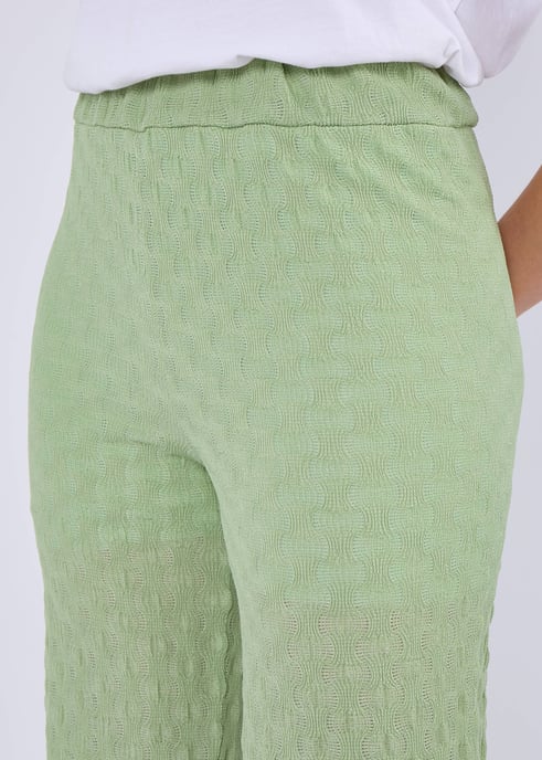 Pantalones acampanados con cintura elástica y textura en verde salvia - Image 2