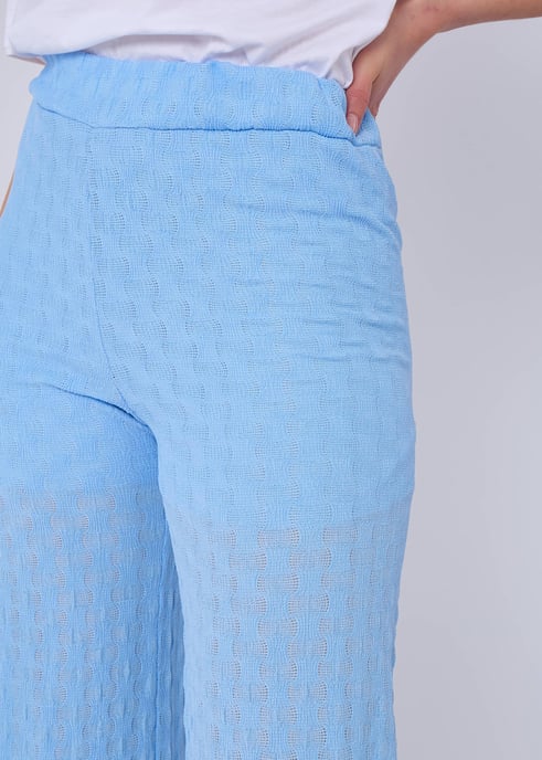 Pantalones acampanados con cintura elástica y textura azul cielo - Image 2