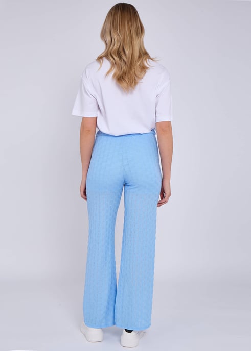 Pantalones acampanados con cintura elástica y textura azul cielo - Image 4