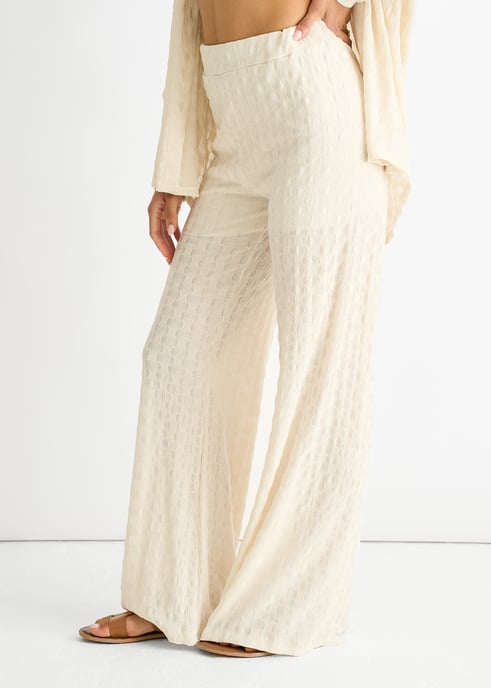 Pantalones acampanados con cintura elástica y textura beige - Image 3