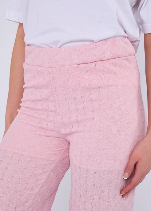 Pantalón acampanado rosa con textura y cintura elástica - Image 2