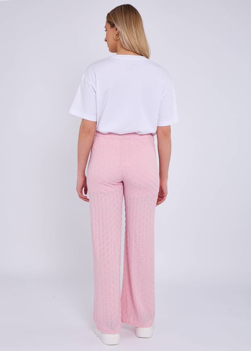 Pantalón acampanado rosa con textura y cintura elástica - Image 4