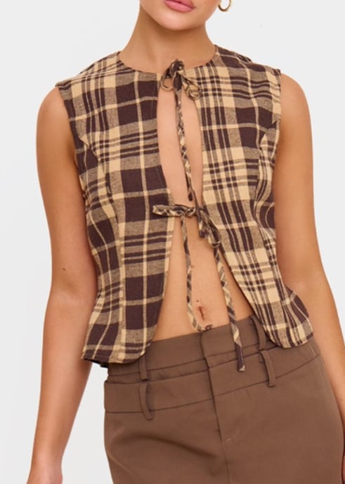 Chaleco marrón con estampado de cuadros y corbata - Image 2