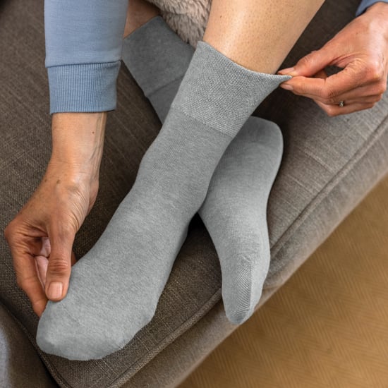 Paquete de 6 calcetines diabéticos para mujeres de algodón sin elasticidad con punta sin costuras - Image 4