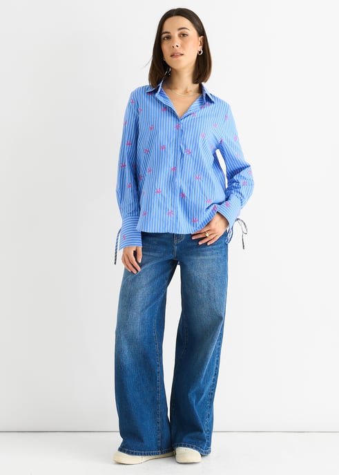 Camisa con rayas en los puños bordadas con lazo azul - Image 1