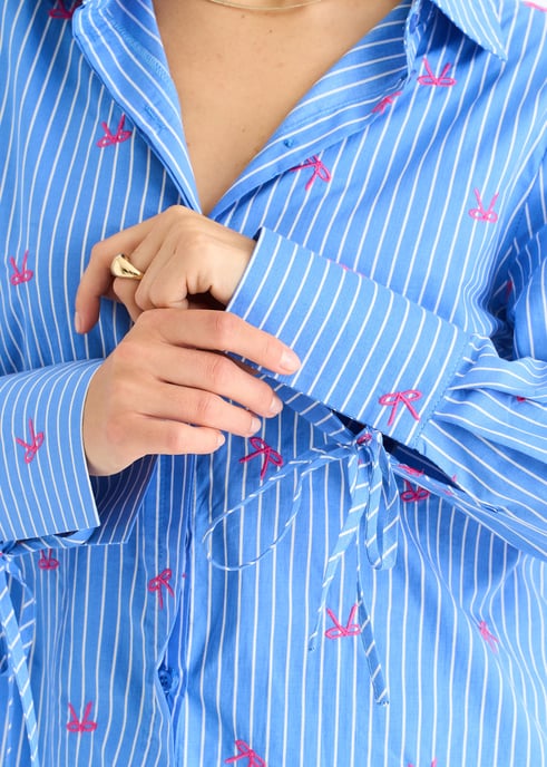 Camisa con rayas en los puños bordadas con lazo azul - Image 2