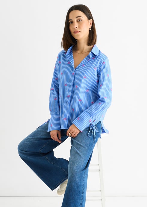Camisa con rayas en los puños bordadas con lazo azul - Image 3