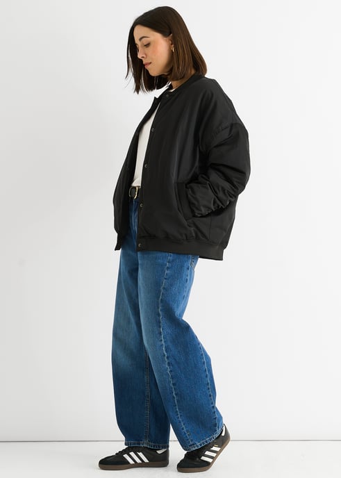 Chaqueta bomber oversize acolchada negra - Image 3