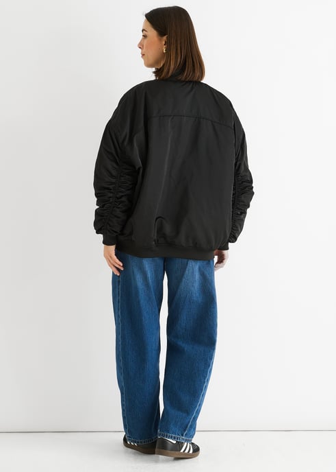 Chaqueta bomber oversize acolchada negra - Image 4