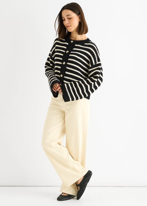 Cardigan corto de punto trenzado con rayas negras - Image 3