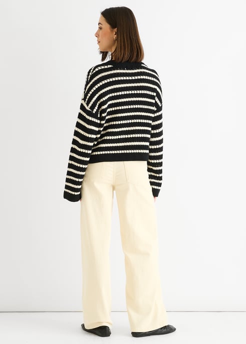 Cardigan corto de punto trenzado con rayas negras - Image 4