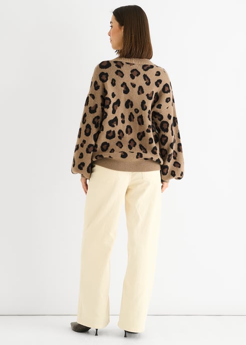 Chaqueta corta de punto con estampado animal camel - Image 4