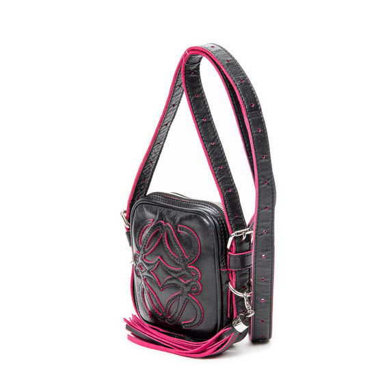 Loewe Mini Anagram Tassel Crossbody en Negro/Morado Piel de becerro - Image 2