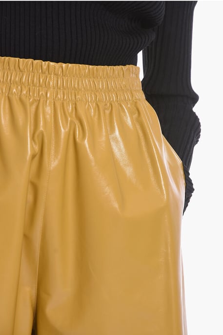 Pantalones cortos Gaucho de cuero brillante en amarillo - Image 3