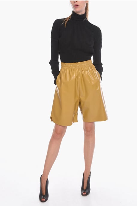 Pantalones cortos Gaucho de cuero brillante en amarillo - Image 4