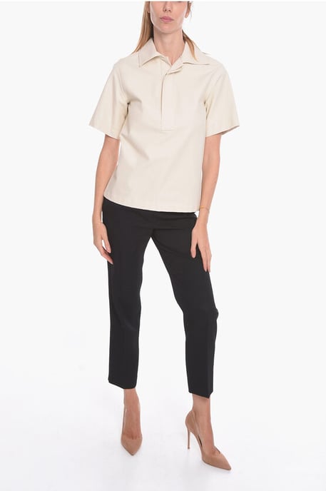 Blusa de algodón de manga corta con botones ocultos en color blanco - Image 4