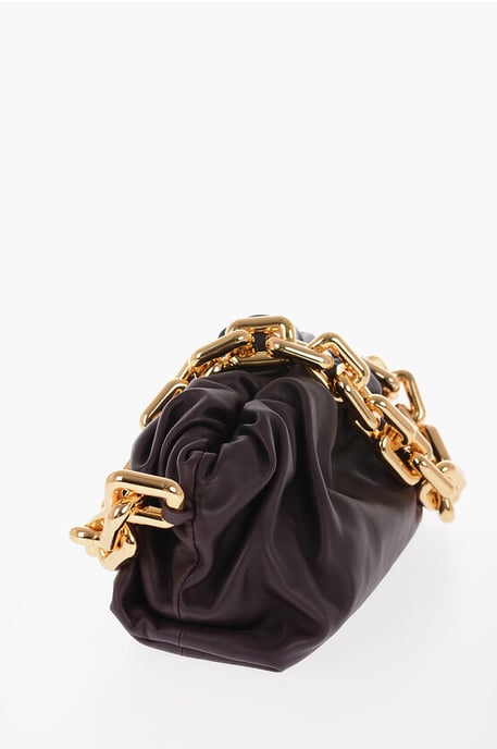 Bolso THE CHAIN POUCH de piel con cierre magnético en color burdeos - Image 2