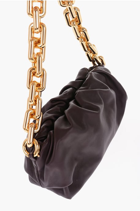 Bolso THE CHAIN POUCH de piel con cierre magnético en color burdeos - Image 3