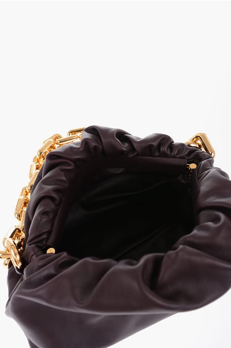 Bolso THE CHAIN POUCH de piel con cierre magnético en color burdeos - Image 4
