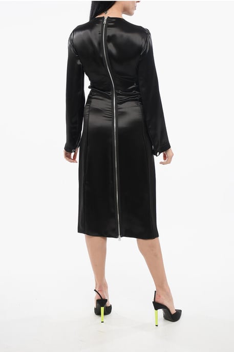 Vestido de satén con escote en V en color negro - Image 2