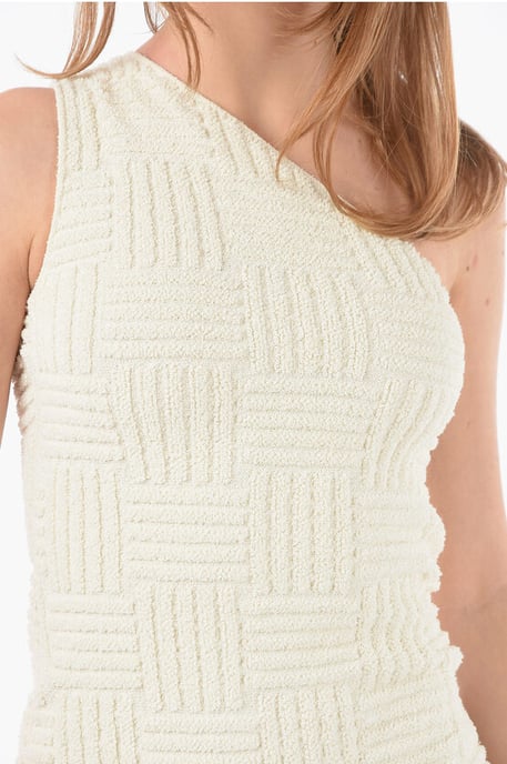 Vestido corto de toalla trenzada de esponja con un solo hombro en beige - Image 3