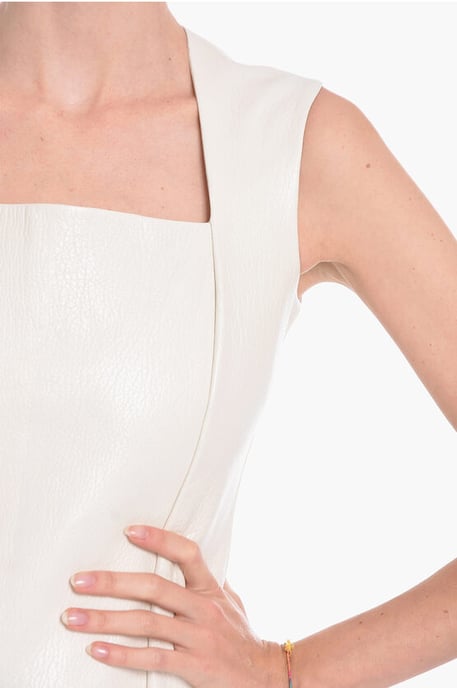 Vestido midi de cuero sin mangas con escote cuadrado en blanco - Image 3