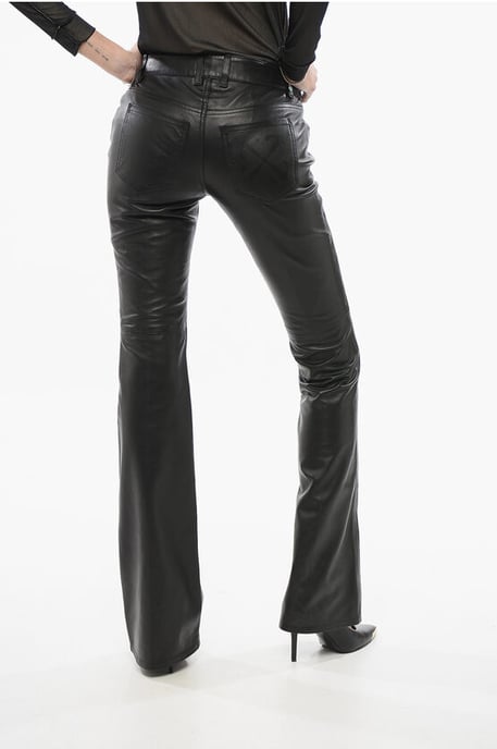 Pantalones acampanados de cuero en color negro - Image 2