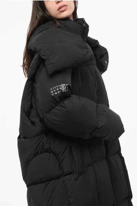 Chaqueta larga acolchada de plumón MM6 con capucha extraíble en negro - Image 4
