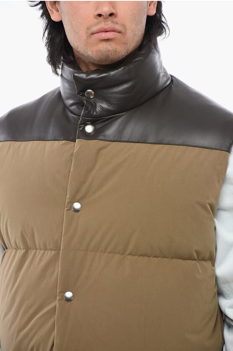 Chaqueta de plumón sin mangas de algodón con detalle de piel de cordero en marrón - Image 3