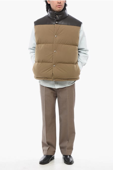 Chaqueta de plumón sin mangas de algodón con detalle de piel de cordero en marrón - Image 4