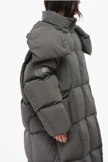 Chaqueta maxi acolchada de plumón MM6 con capucha extraíble en gris - Image 4